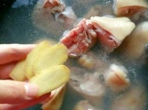 放入柠檬片，姜片 。