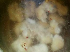 重新起一锅烧开水，放入焯好的猪蹄与花椒，姜片。水开后转小火炖两个小时。