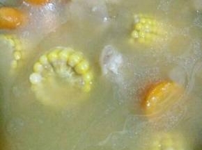 两个小时之后，玉米胡萝卜猪脚汤好了，放入些许盐，就可以喝汤了。 然后把猪蹄捞出。