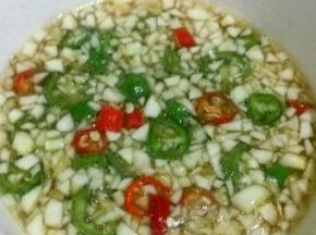 调汁:一碗猪蹄汤，加一勺白糖， 一勺生抽，一勺白醋，盐，芝麻油，青红椒，生姜粒，蒜粒搅拌均匀。