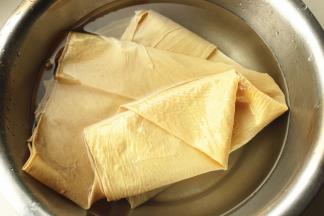 油豆皮用水浸泡2分钟，捞出沥干水分待用。