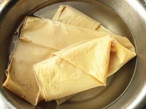 油豆皮用水浸泡2分钟，捞出沥干水分待用。