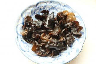 木耳提前泡发2个小时，去老根洗净待用。