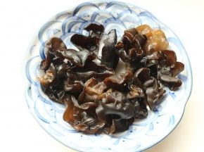 木耳提前泡发2个小时，去老根洗净待用。