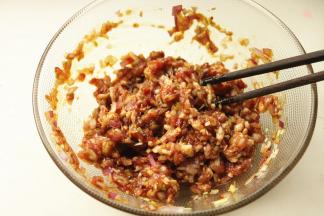 加入蚝油，生抽，五香粉等调料拌匀。