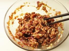 加入蚝油，生抽，五香粉等调料拌匀。