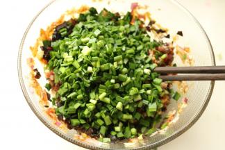 加入切碎的木耳碎和韭菜末。