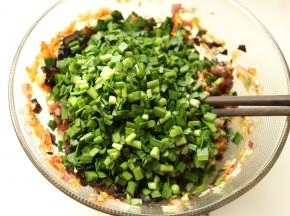 加入切碎的木耳碎和韭菜末。