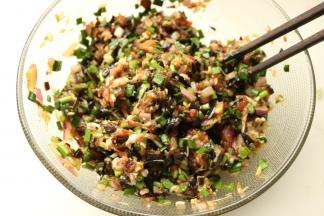 再次搅拌均匀，馅料就做好了。