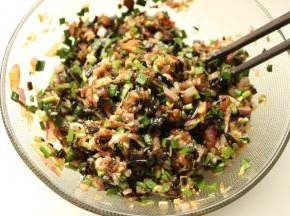 再次搅拌均匀，馅料就做好了。