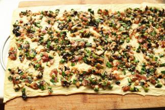 把肉馅铺在油豆皮上。