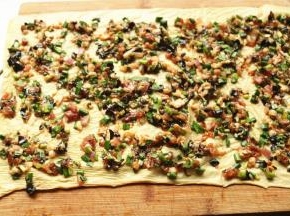 把肉馅铺在油豆皮上。