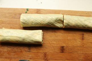 切成段，尽量不要太短，不然馅料在煎的时候容易漏出来。