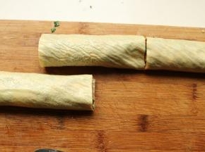 切成段，尽量不要太短，不然馅料在煎的时候容易漏出来。
