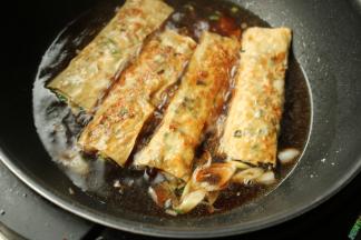 加入一些蚝油和老抽，以及适量水，小火炖10分钟。