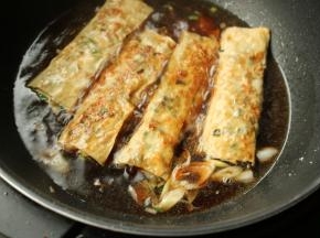 加入一些蚝油和老抽，以及适量水，小火炖10分钟。