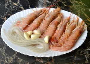 材料：大虾7只 红薯粉丝一把 蒜一粒 调料：柠檬汁少许 蒸鱼豉油一勺 糖少许 鸡精少许 盐少许