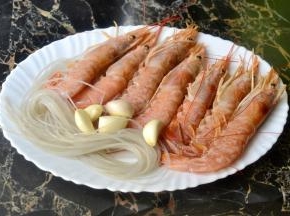 材料：大虾7只 红薯粉丝一把 蒜一粒 调料：柠檬汁少许 蒸鱼豉油一勺 糖少许 鸡精少许 盐少许