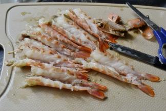 大虾去头去肠线从肚子那边剖开