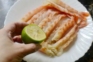 洗净用柠檬汁腌制5分钟