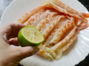 洗净用柠檬汁腌制5分钟