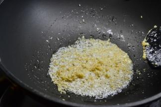 取一半的蒜蓉放入锅内小火炸金黄色（油要多一些的好）