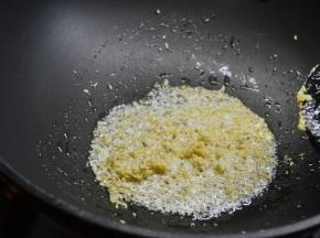 取一半的蒜蓉放入锅内小火炸金黄色（油要多一些的好）