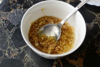 然后和另一半的蒜蓉混合加入其它的调料拌匀