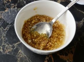 然后和另一半的蒜蓉混合加入其它的调料拌匀