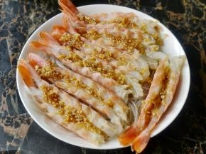 然后码上大虾，并且在虾身上浇上金银蒜蓉
