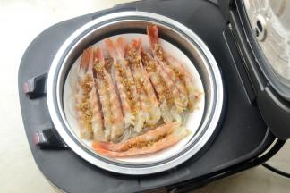 电饭煲放上蒸笼，烧开放入