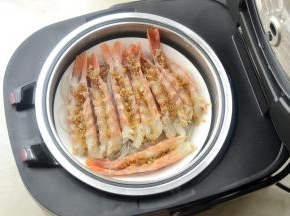 电饭煲放上蒸笼，烧开放入