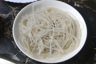 红薯粉丝用温水泡软后平铺在碗底淋一大勺的蒜蓉汁