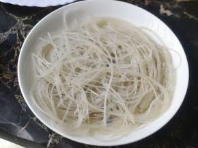 红薯粉丝用温水泡软后平铺在碗底淋一大勺的蒜蓉汁