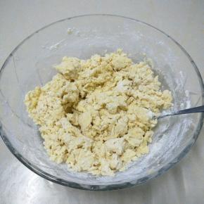 再加入玉米淀粉，奶粉，普通面粉拌匀。
