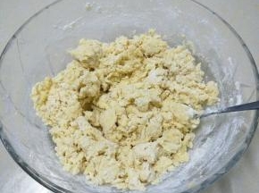 再加入玉米淀粉，奶粉，普通面粉拌匀。