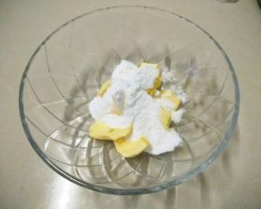 把黄油放入碗中自然软化，加入糖粉。