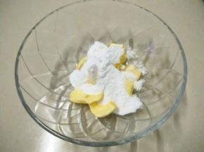 把黄油放入碗中自然软化，加入糖粉。