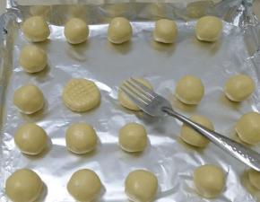 用叉子在表面压出痕