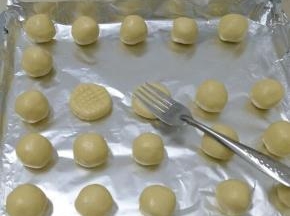 用叉子在表面压出痕