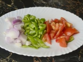 将洋葱和青椒切细条，西红柿切滚刀（西红柿放入让这道菜增味不是，而且更加的开胃）