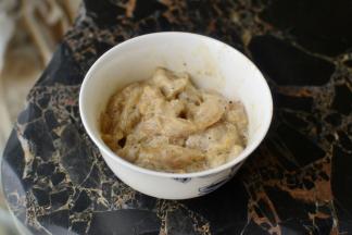 用黑胡椒，生抽，料酒，鸡精和少许的淀粉抓拿，最后加一点的香油拌匀腌制15分钟