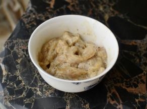 用黑胡椒，生抽，料酒，鸡精和少许的淀粉抓拿，最后加一点的香油拌匀腌制15分钟