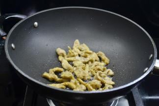 热锅凉油放入鸡肉条用筷子翻下