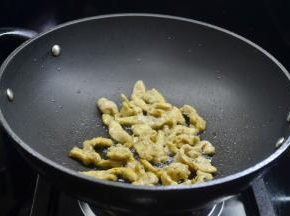 热锅凉油放入鸡肉条用筷子翻下