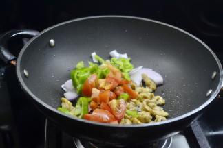 然后将其他所有的配料一起放入