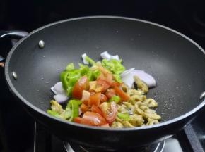 然后将其他所有的配料一起放入