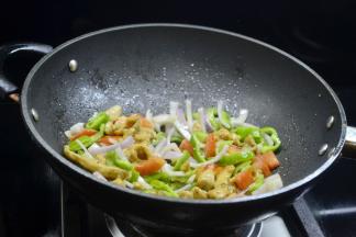 淋少许的料酒，生抽，盐，鸡精，翻炒均匀即可出锅啦