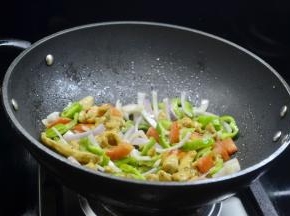 淋少许的料酒，生抽，盐，鸡精，翻炒均匀即可出锅啦