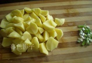 土豆现在流行吃黄色的了，口感要比白色的土豆绵沙可口。切成三角块